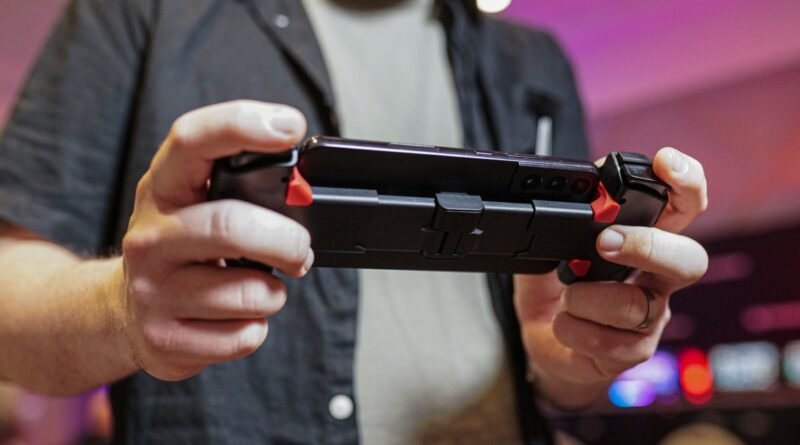 Acer’in Katlanabilir Oyun Kontrolcüsü: Backbone Alternatifiyle Mobil Oyun Deneyimini Yenileyin!