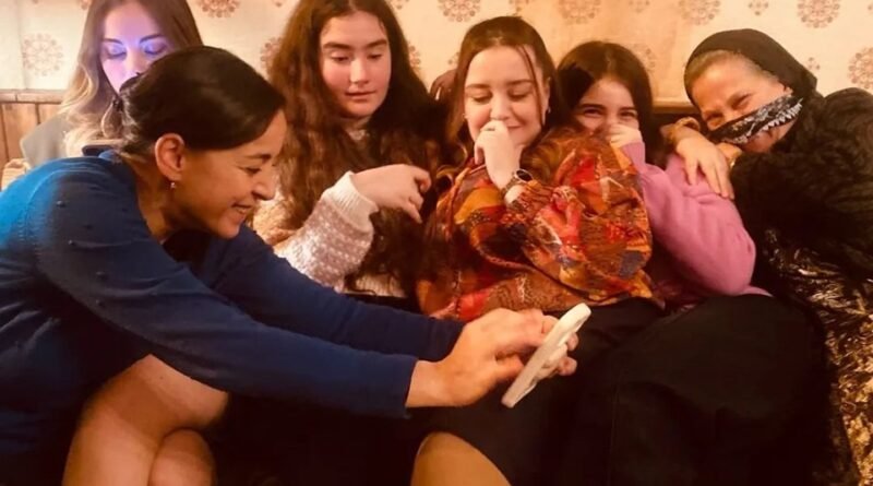 Sahipsizler'in Necla'sı Duygu Karaca'dan Set Pozları: "Bizi Seviyorum" - Son Dakika Magazin Haberleri