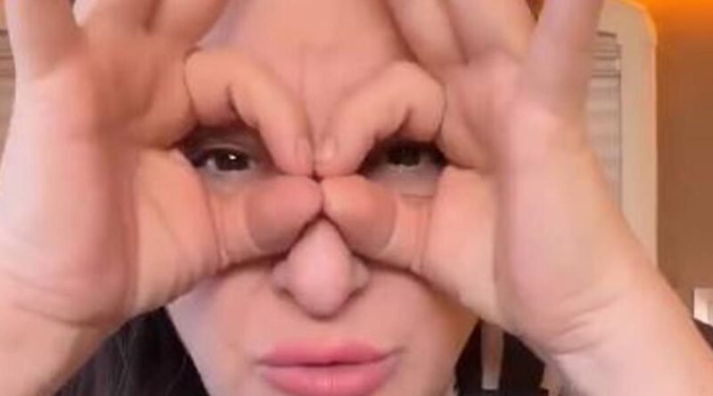 Esra Dermancıoğlu'ndan '8 Mart Dünya Kadınlar Günü' Paylaşımı: "Kadınlar Birdenbire Birbirine Giriyor"