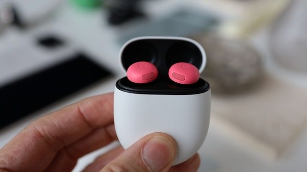 Google, Pixel Buds kulaklıklarında canlı çeviri desteğini 2017’de duyurdu.