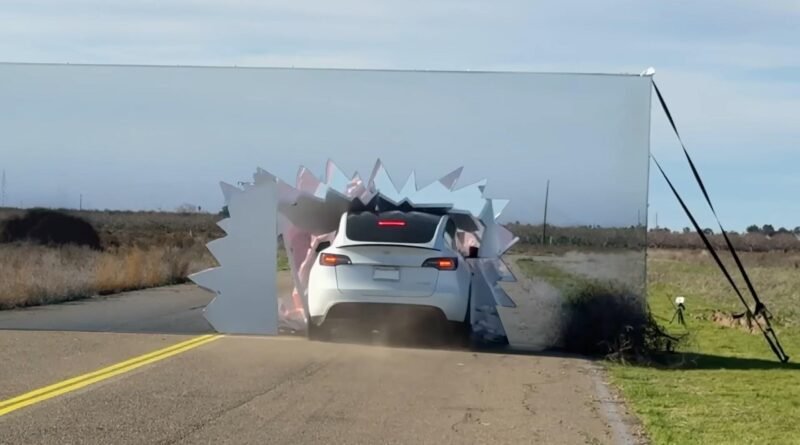 Tesla'nın Kameraları Çizgi Film Fizik Kurallarında Başarısız Oldu