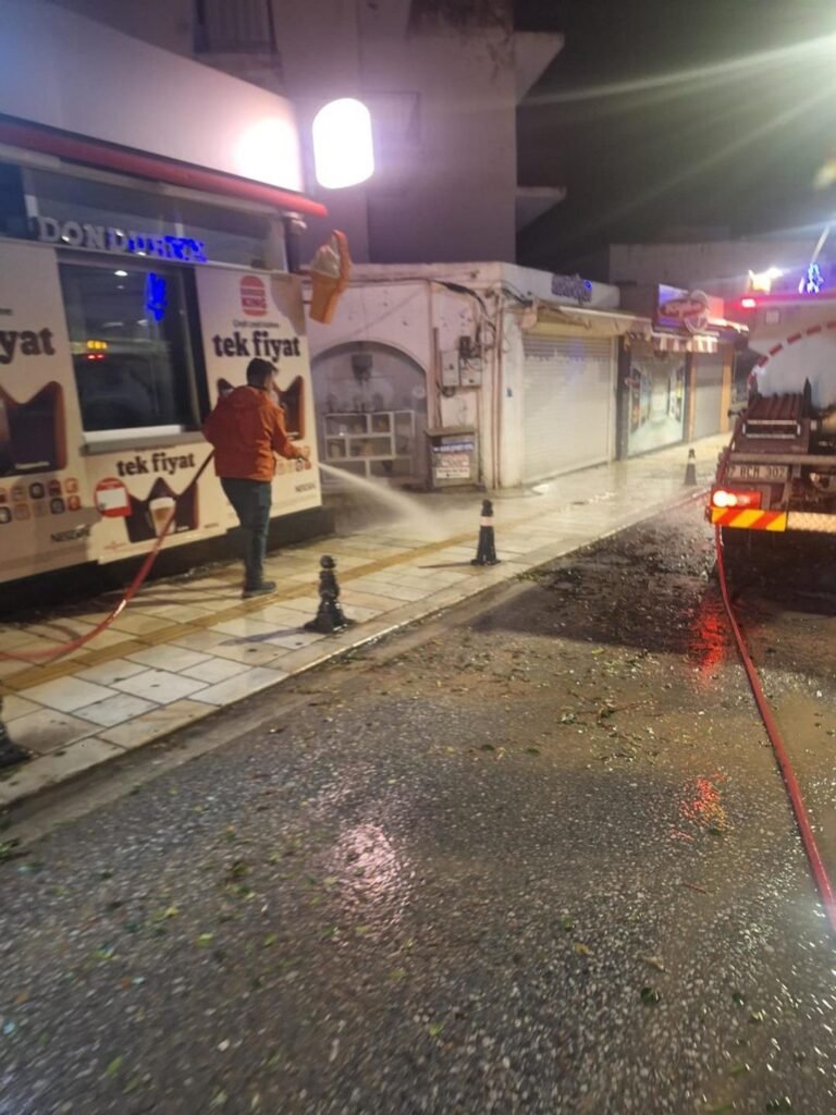 Sert Hava Koşulları Muğla'yı Vurdu: Fırtına, Toz Yağmuru ve Sel Sorunları