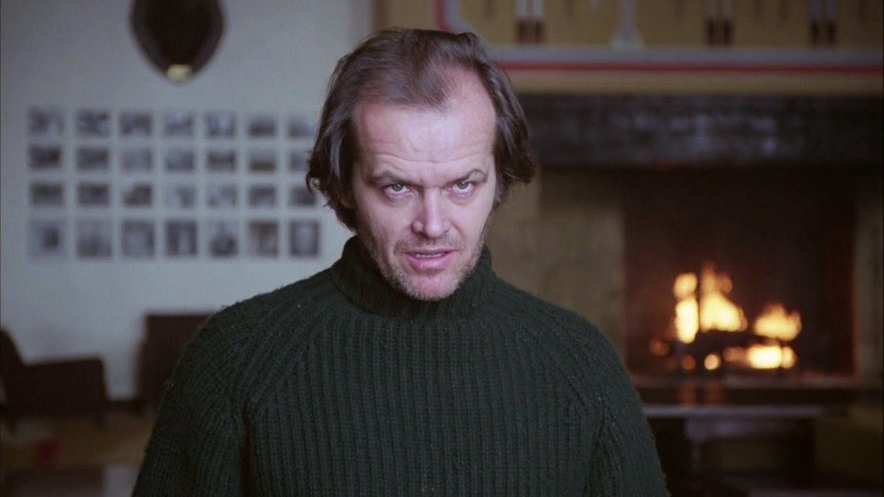 Yönetmen: Stanley KubrickStanley Kubrick’in Cinnet filmi, Jack Torrance isimli bir adamın hikâyesini anlatan King’in en ünlü romanından uyarlandı. Diğer pek çok romanında olduğu gibi Jack de sorunlu bir yazar olarak ön plana çıkıyor. Torrance, Colorado'nun Rocky Dağları'ndaki ücra, lüks Overlook Hotel'de kış bekçisi olarak hizmet veriyor. Anksiyete ve güçlü bir doğaüstü etkinin birleşimi, Jack'i ailesini öldürmeye ve Overlook'un duvarları arasında sıkışıp kalmış birçok huzursuz ruha katılmaya zorluyor. Otelin önünde duran tek şey ise Jack'in psişik yeteneklerini hem istediği hem de korktuğu küçük oğlu Danny.