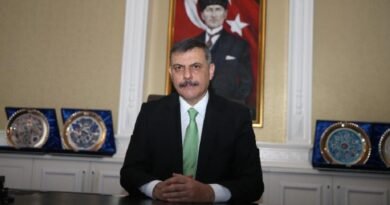 Oğlunun Paylaşımları Tepki Topladı! Erzurum Valisi Çiftçi'den İlginç Savunma: Sokak Hayvanlarına Gösterilen Duyarlılık, Hata Yapan Bir Gence Gösterilmedi