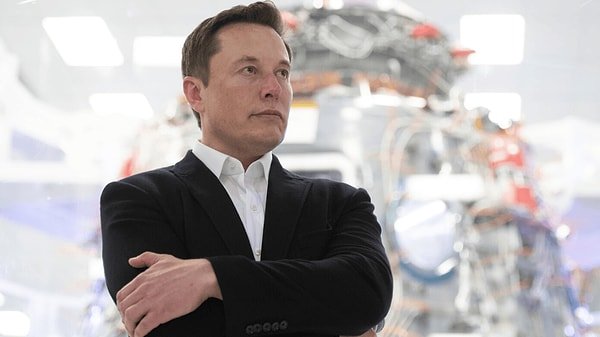 Musk, insanların bu yok oluştan kurtulabilmeleri için diğer gezegenlere taşınması gerektiğini belirtiyor.