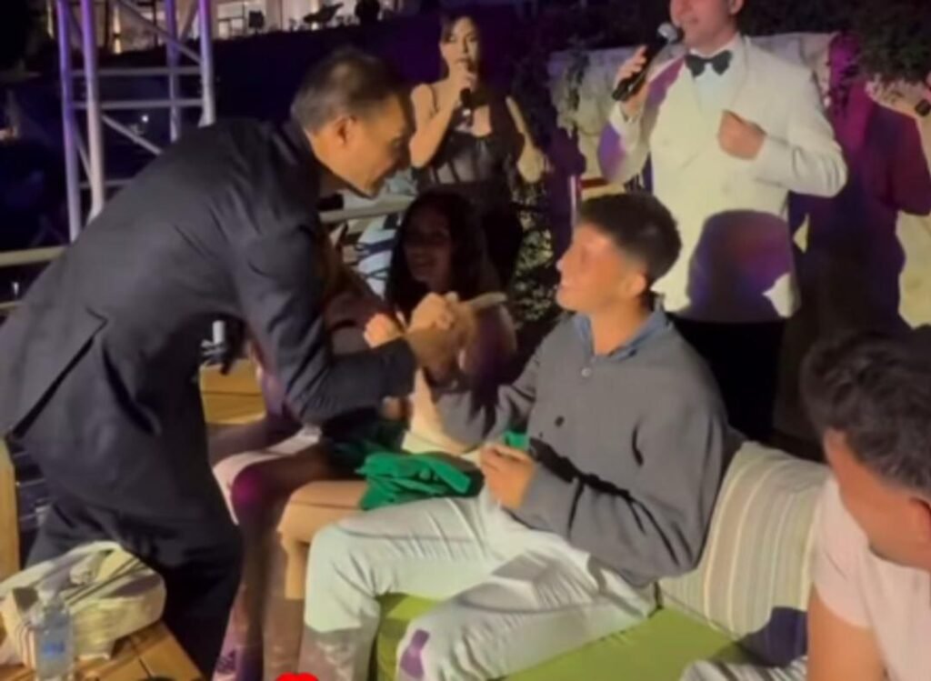 Arda Güler ve sevgilisi Duygu Nayman tatilde! Şarkıya eşlik ettikleri anlar paylaşıldı.