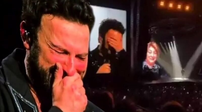 Tarkan Sahnede Gözyaşlarını Tutamadı: Acım Acınız Oldu - Son Dakika Magazin Haberleri