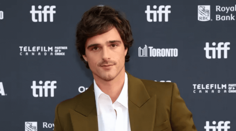 Jacob Elordi, Oyunculuğa Ara Vermeyi Planlarken "Uğultulu Tepeler" ile Geri Döndü - Son Gelişmeler