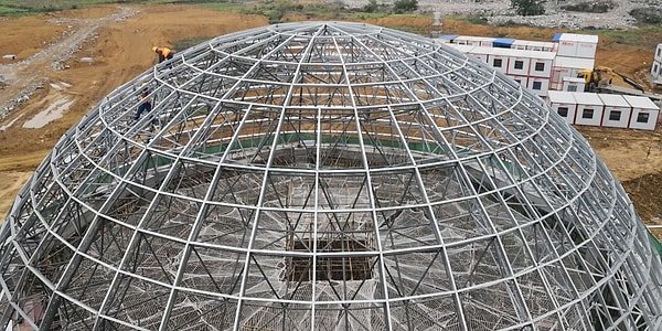 Savunma Sanayi Başkanlığı’nın liderliğinde ASELSAN, ROKETSAN, ve TÜBİTAK-SAGE gibi kuruluşların katkılarıyla geliştirilen sistem, Türkiye’nin hava sahasını uçtan uca kapsayan bir koruma ağı kurmayı amaçlamaktadır.