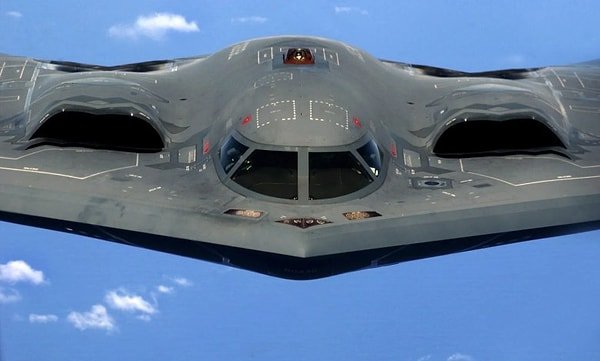 B-2 Spirit’in en dikkat çekici özelliği radar sistemlerinden neredeyse tamamen kaçabilen “stealth” yani görünmezlik teknolojisidir.