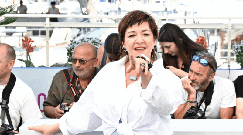 Lynne Ramsay, Ezra Miller ile Yeni Bir Vampir Filmi İçin Bir Araya Geliyor - Haberler