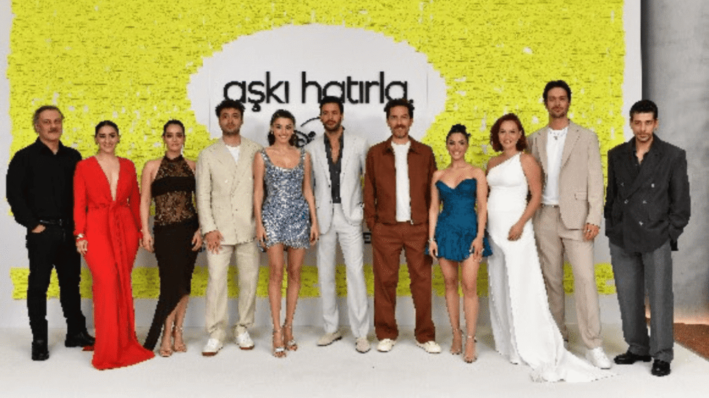 Hande Erçel ve Barış Arduç'un Başrolde Olduğu "Aşkı Hatırla" Galası Yoğun İlgiyle Karşılandı