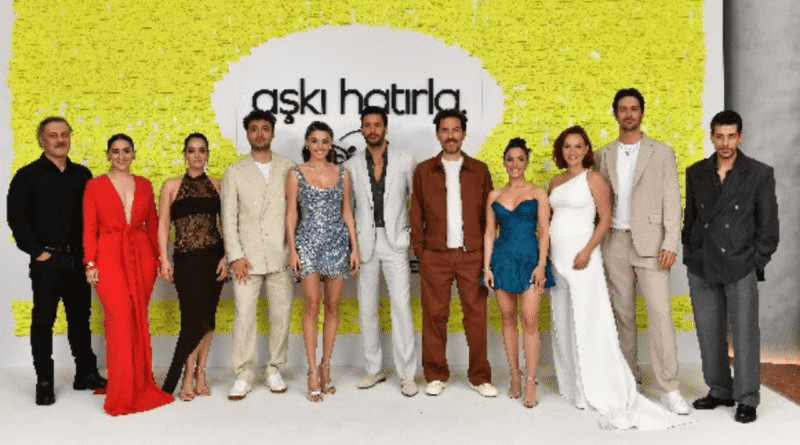 Hande Erçel ve Barış Arduç'un Başrolde Olduğu "Aşkı Hatırla" Galası Yoğun İlgiyle Karşılandı