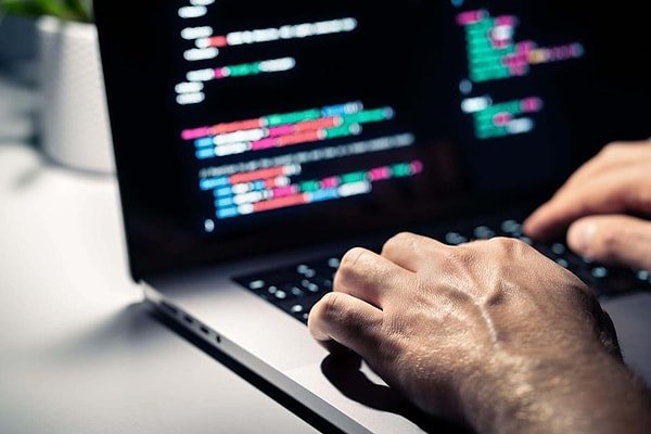 47 GB büyüklüğündeki veri setinin, 2019’da kurulan ve 20’den fazla ülkede hizmet veren World Host Group isimli barındırma şirketine ait sunucularda tutulduğu tespit edildi.