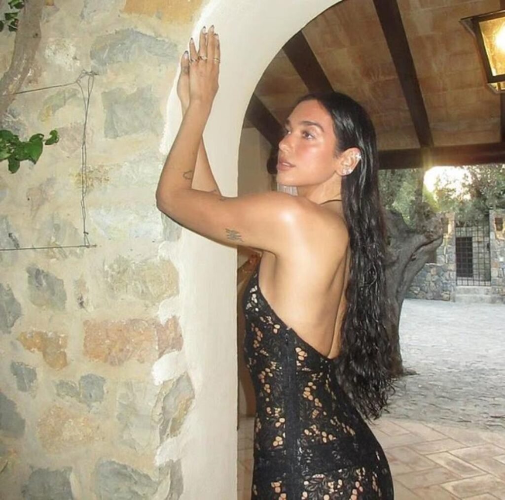 Dua Lipa tatil paylaşımında! Dantelli elbisesinin altına hiç kıyafet giymedi.