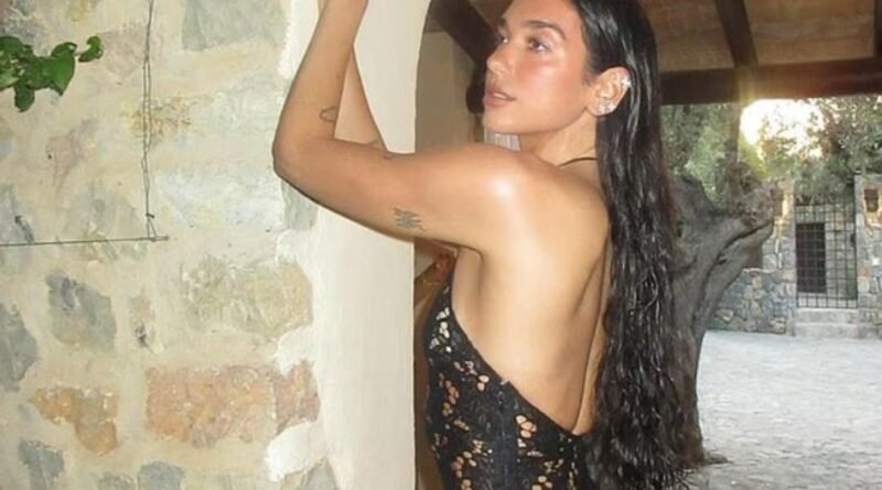 Dua Lipa tatil paylaşımında! Dantelli elbisesinin altına hiç kıyafet giymedi.