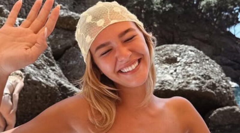 Melisa Döngel Bu Sefer İtalya'da! Beyaz Bikiniyle Poz Verdi