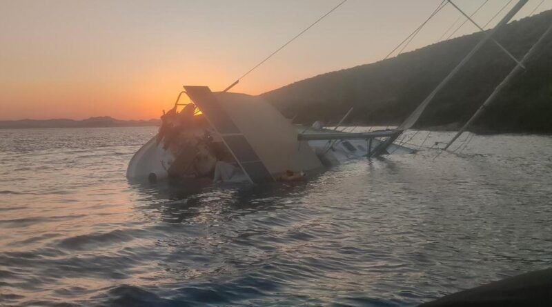 Bodrum'da Kayalıklara Çarpan Teknedeki 5 Kişi Kurtarıldı