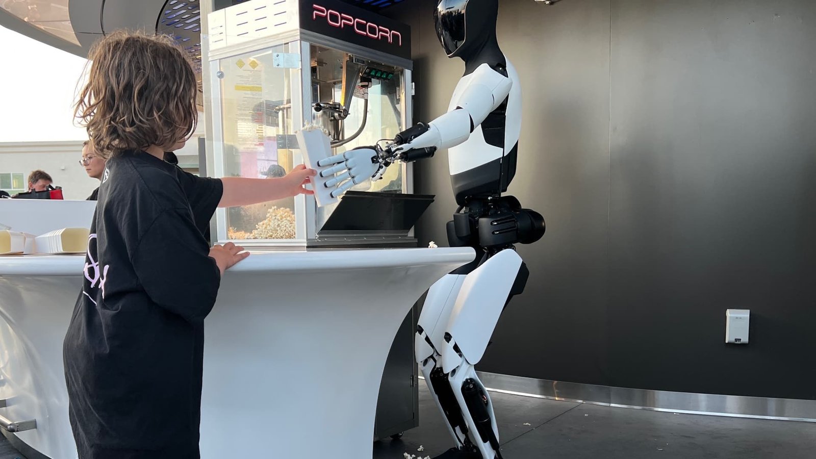Tesla, ilk restoranını açtı: Yemek yerken aracınız şarj olsun