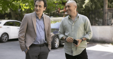 Giray Altınok ve Kerem Özdoğan’ın Popüler Dizisi “Var Bunlar”ın 3. Sezon Afişi Tanıtıldı - Haberler