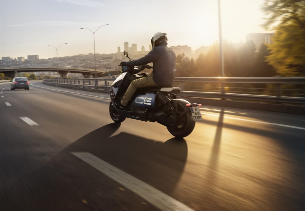 BMW'nin CE 04 Elektrikli Scooter Modeli Yenilendi