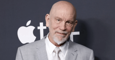 John Malkovich, Ayo Edebiri ve Will Sharpe'ın Apple TV+ Romantik Komedi Dizisi "Prodigies" Kadrosunda Buluştu - Haberler