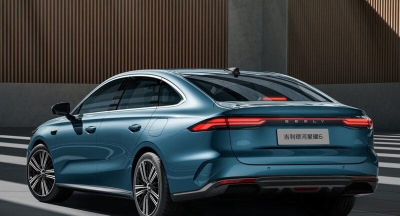 Çinli Geely, yeni şarj edilebilir hibrit sedan modelini tanıttı