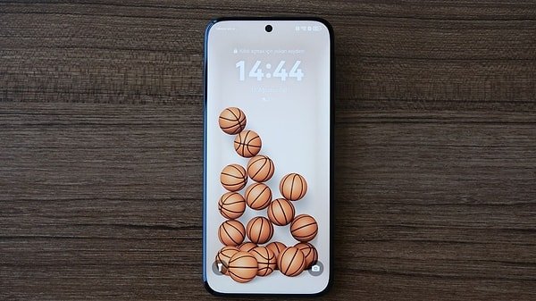 Ekranı güçlü olduğu kadar da verimli.