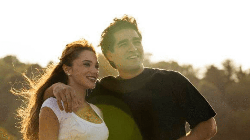 Mert Ramazan Demir ve Miray Daner'in Başrolde Olduğu "Bize Bi’şey Olmaz"ın İlk Görseli Yayınlandı - Haberler