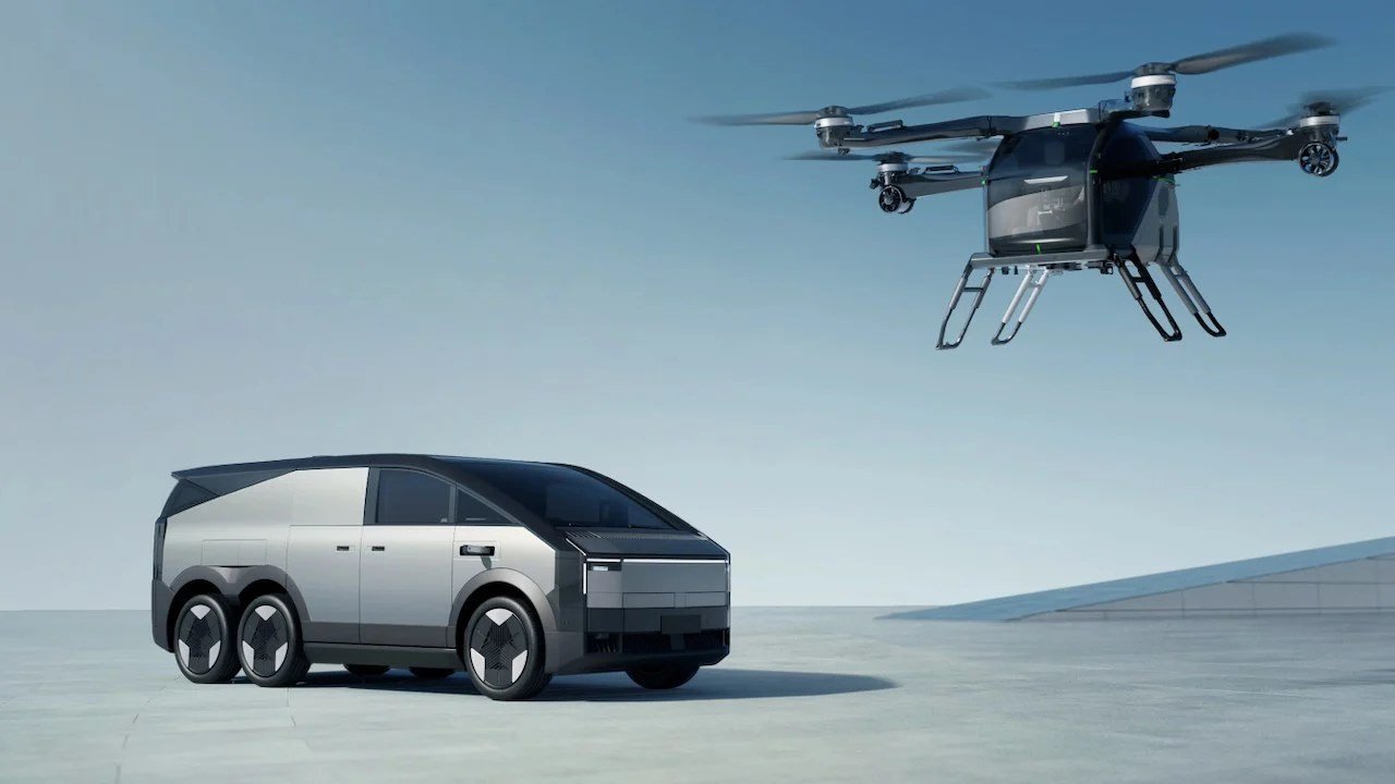 Çinlilerin uçan arabaları havada çarpıştı