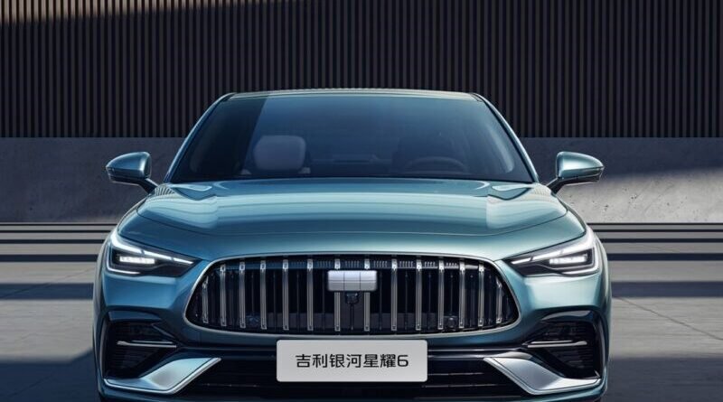 Çinli Geely, Yeni Şarj Edilebilir Hibrit Sedan Modelini Tanıttı