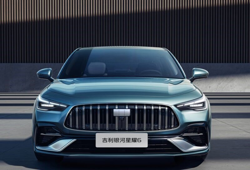 Çinli Geely, Yeni Şarj Edilebilir Hibrit Sedan Modelini Tanıttı