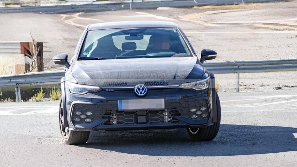 Yeni nesil Volkswagen Golf test sürüşünde görüntülendi