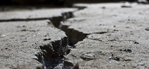 Depremlerin tahmin edilmesini zorlaştıran en büyük etken, büyük depremlere yol açan süreçlerin yerin derinliklerinde gerçekleşmesidir.