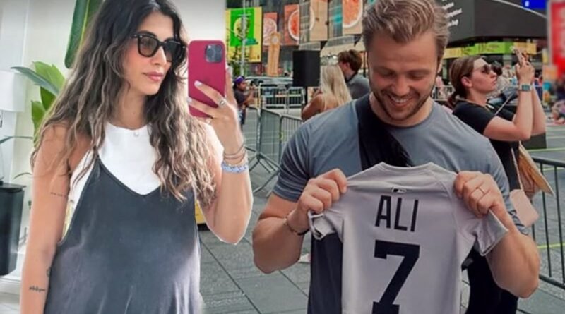 Tolga Sarıtaş ve Zeynep Mayruk, oğulları Ali'ye kavuştular.