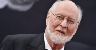 John Williams, Steven Spielberg'ün UFO Filmine Müzik Besteleyecek!
