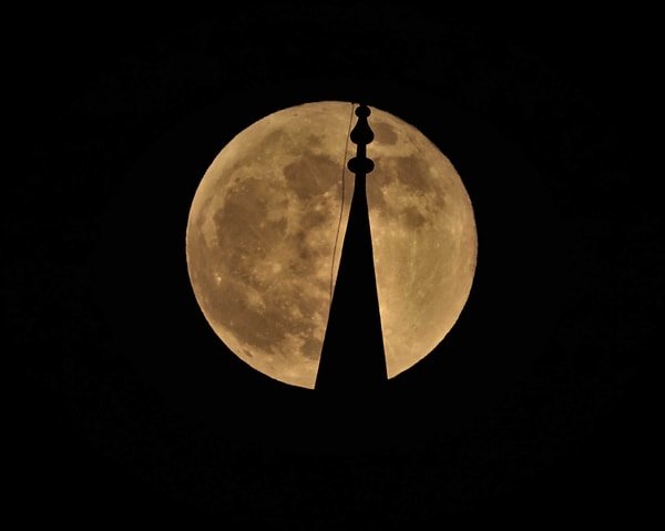 Gelişmiş bir zoom özelliğiniz yoksa ve küçük bir Ay görüntüsü ile yetinmek zorundaysanız, fotoğrafınızı sanatsal bir perspektiften güçlendirebilirsiniz.