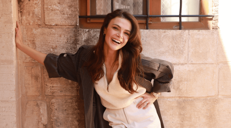 "Uzak Şehir" Oyuncularından Yeni Yıl İçin Umut Verici Mesajlar - Haberler