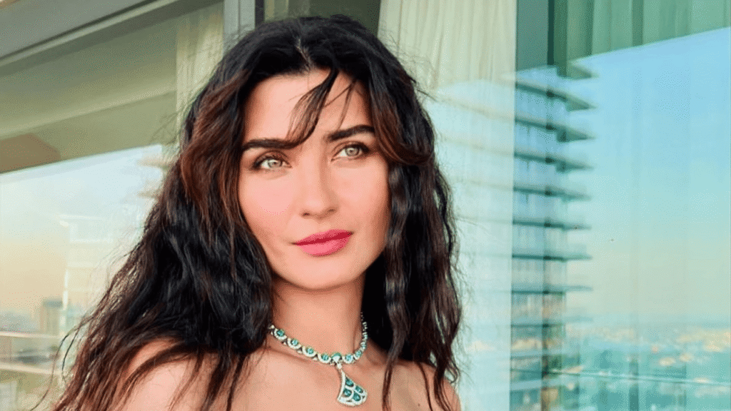 Tuba Büyüküstün, Heyecanla Beklenen “Sultana”nın Afişini Duyurdu - Haberler
