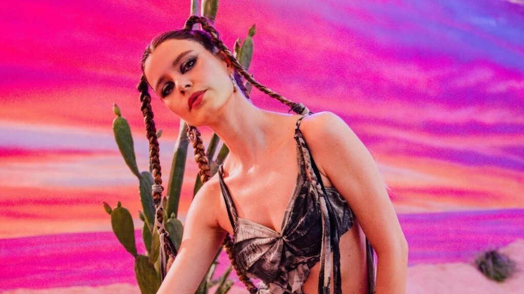 Beren Saat'ten Sürpriz Adım: Ünlü Yıldızın İlk Single'ı "CapitaliZoo" Yayınına Girdi! – Haberler