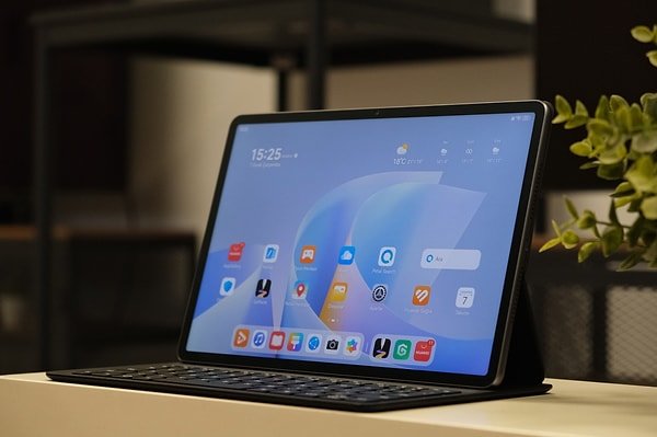 Dış mekan belirsizliğinde ekran kalitesi ön planda.