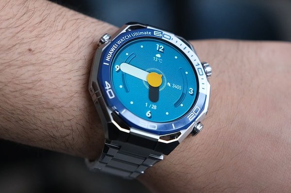 Saat büyük görünüyor ama bilekte ağırlık hissi yaratmıyor.