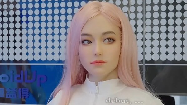 Güney Çin Sabah Postası (SCMP) tarafından paylaşılan görüntülerde Moya’nın göz teması kurduğu, gülümsediği ve doğal bir gait ile yürüdüğü görülmekte.