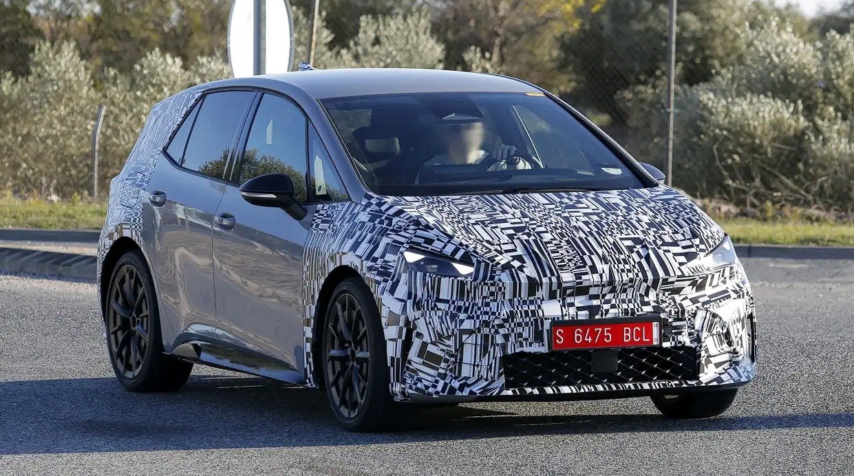 Makyajlı Cupra Born'dan yeni ipucu görseli: 5 Mart'ta tanıtılacak