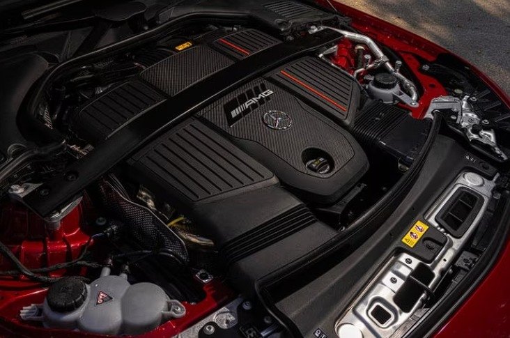 Mercedes-AMG C63 saf benzine dönüyor: Altı silindirli motor