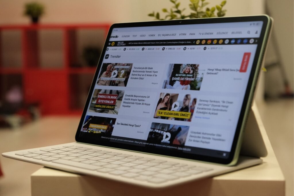 Kütüphanede Çalışmak, Kafede Ders: Dışarıda Çalışanlar için İdeal Tablet Seçimi ile Çantanızı Hafifletme Rehberi