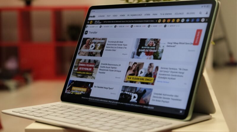 Kütüphanede Çalışmak, Kafede Ders: Dışarıda Çalışanlar için İdeal Tablet Seçimi ile Çantanızı Hafifletme Rehberi