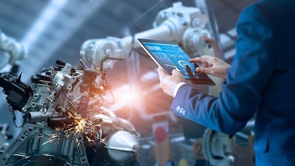 Cerrahlar, robotik konsoldan ayrılmadan yalnızca sesli komutlarla görüntülere erişebiliyor.