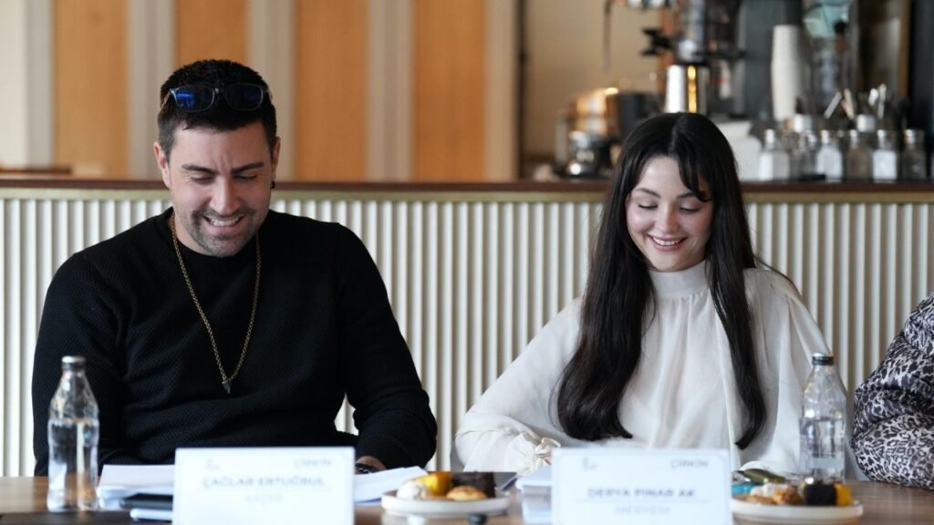 Ekranların Yeni Fenomeni Olmaya Hazır: "Çirkin" Dizisi Oyuncuları Okuma Provasında Bir Araya Geldi