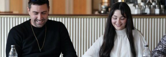 Ekranların Yeni Fenomeni Olmaya Hazır: "Çirkin" Dizisi Oyuncuları Okuma Provasında Bir Araya Geldi